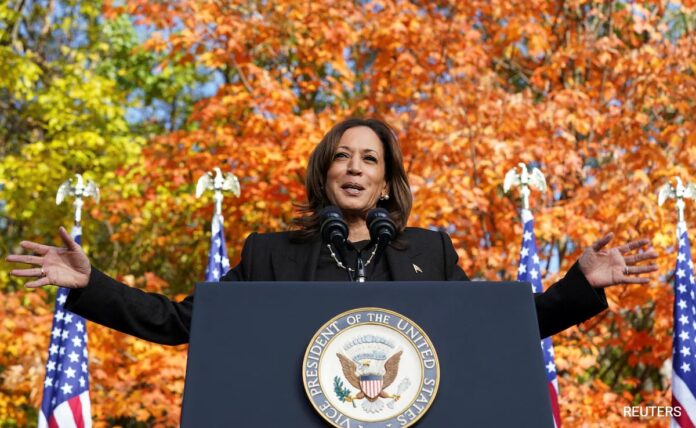 Kamala Harris's Witty Reply Stumps Hecklers Backing Trump, Crowd Applauds