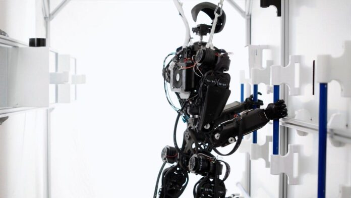 Four-armed Helios robot built for zero gravity could change spaceflight