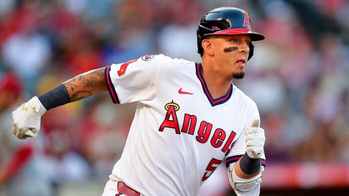 Angels' Vaughn Grissom turns slick double play with unconventional move