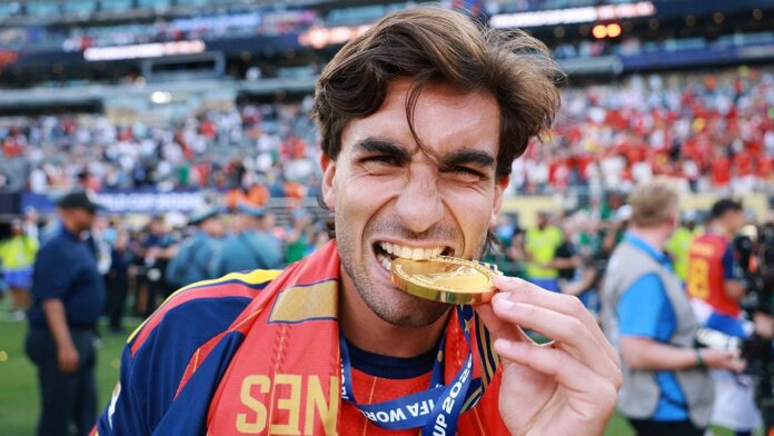 Ferran Torres wears 'Make Spain Great Again' hat at World Cup parade