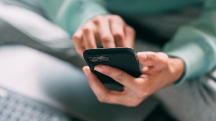 Hi Mom text scam tricks parents with fake broken phone from unknown number