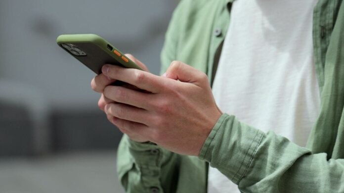 Apple sends mercenary spyware attack alerts to iPhone Lock Screen