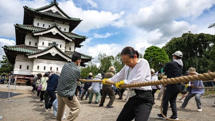 Hirosaki Castle moved by 1,800 volunteers using ancient hikiya method